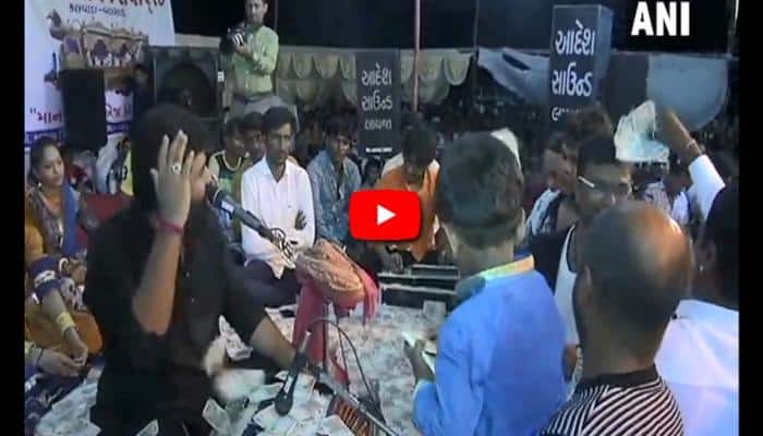 Video: குஜராத் பாடகரின் இசைக்கு ரூ.50 பரிசளித்த பொதுமக்கள்!