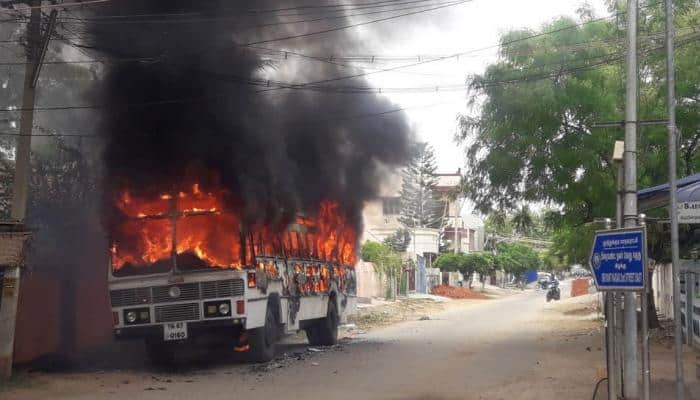 #SterliteProtest தூத்துக்குடியில் போலீஸ் வாகனத்திற்கு தீ வைப்பு!  title=