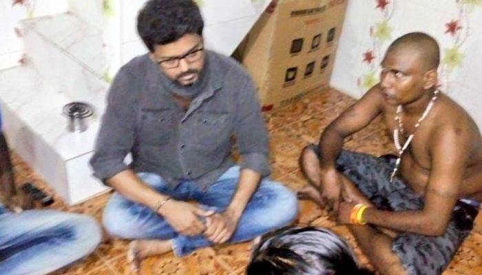 தூத்துக்குடி துப்பாக்கிசூடு: பலியானவர்கள் குடும்பத்துக்கு நடிகர் விஜய் ஆறுதல் தூத்துக்குடி துப்பாக்கிசூடு: பலியானவர்கள் குடும்பத்துக்கு நடிகர் விஜய் ஆறுதல்