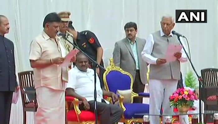 கர்நாடக: புதிய காங்கிரஸ்-மஜத அமைச்சர்கள் பெங்களூருவில் பதவியேற்பு! கர்நாடக: புதிய காங்கிரஸ்-மஜத அமைச்சர்கள் பெங்களூருவில் பதவியேற்பு!