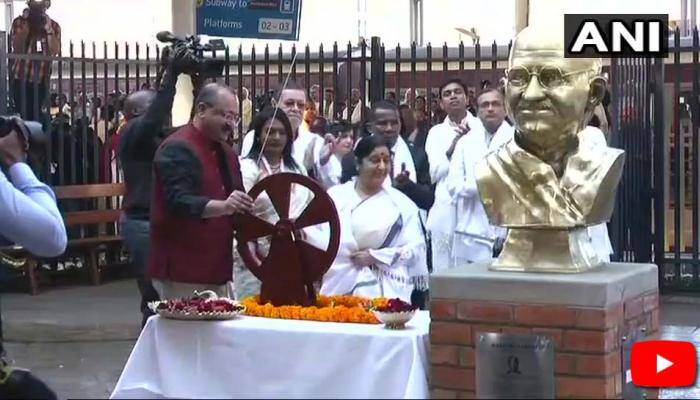 தென்னாப்பிரக்காவில் காந்திக்கு மரியாதை செலுத்திய சுஷ்மா! தென்னாப்பிரக்காவில் காந்திக்கு மரியாதை செலுத்திய சுஷ்மா!
