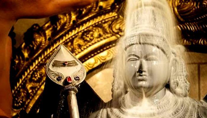 அபிஷேகம் செய்த பாலை கண் தலையில் வைப்பது ஏன் தெரியுமா? அபிஷேகம் செய்த பாலை கண் தலையில் வைப்பது ஏன் தெரியுமா?