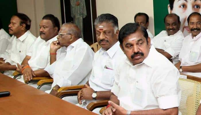 18 MLA-கள் தகுதி நீக்க வழக்கு; திமுக-விற்கு நன்மை பயக்குமா?