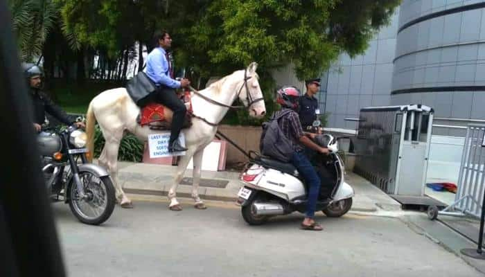 SeePic- ரோடு முழுக்க ட்ராஃபிக்! ஆபீஸுக்கு வினோதமாய் வந்த டெக்கீ!!