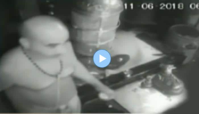 CCTV காட்சி: சிவனுக்கு பூஜை செய்யும்போதே உயிரிழந்த பூசாரி!! CCTV காட்சி: சிவனுக்கு பூஜை செய்யும்போதே உயிரிழந்த பூசாரி!!