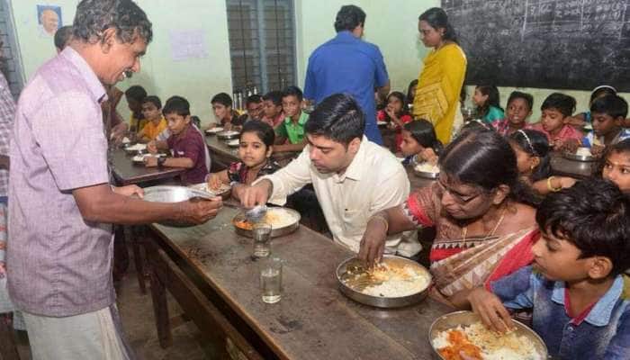பள்ளி மாணவர்களின் உள்ளத்தை கவர்ந்த கேரளா IAS அதிகாரி! பள்ளி மாணவர்களின் உள்ளத்தை கவர்ந்த கேரளா IAS அதிகாரி!