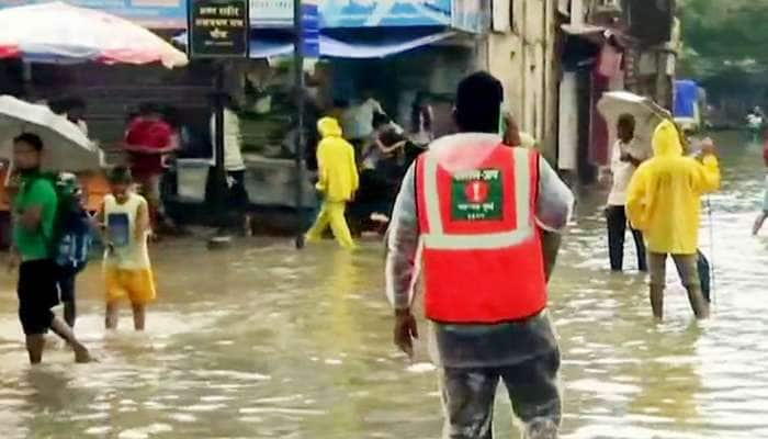 மும்பையில் பலத்த மழை! மரம் விழுந்ததில் 2 பலி