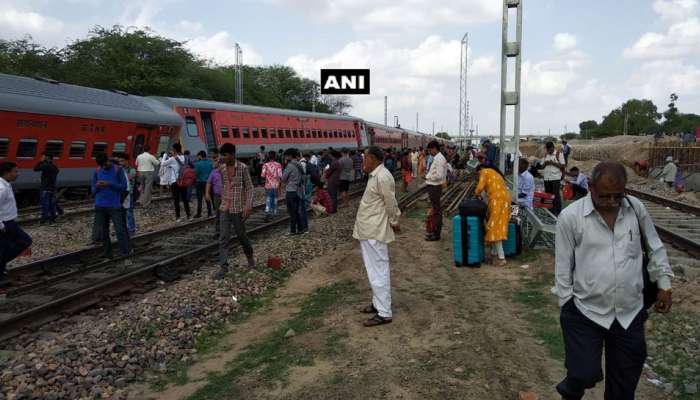 பூஜா அதிவிரைவு எக்ஸ்பிரஸ் ரயிலின் மூன்று பெட்டிகள் தடம் புரண்டது பூஜா அதிவிரைவு எக்ஸ்பிரஸ் ரயிலின் மூன்று பெட்டிகள் தடம் புரண்டது