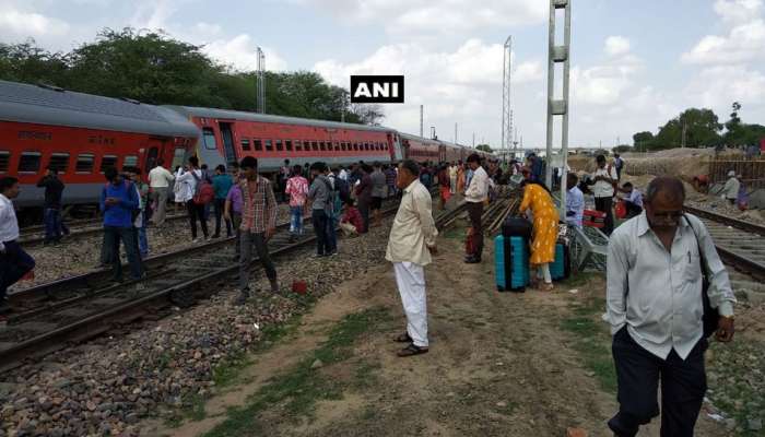 பூஜா அதிவிரைவு எக்ஸ்பிரஸ் ரயிலின் மூன்று பெட்டிகள் தடம் புரண்டது