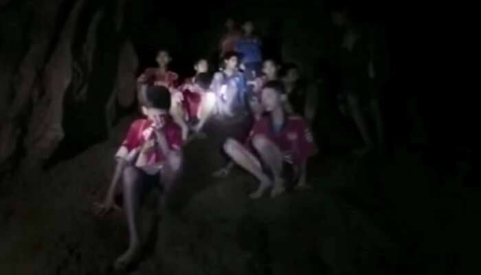 Thailand cave rescue: மீட்கும் பணியில் ஈடுபட்ட முன்னாள் கடற்படை வீரர் பலி! Thailand cave rescue: மீட்கும் பணியில் ஈடுபட்ட முன்னாள் கடற்படை வீரர் பலி!