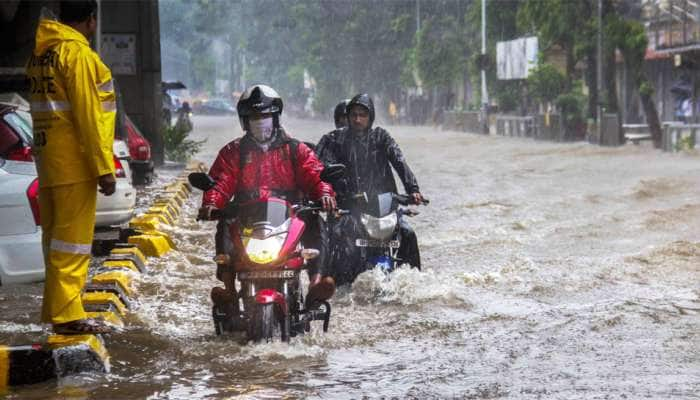 மும்பையில் கனமழையின் எதிரொலி: பள்ளி, கல்லூரி விடுமுறை!!