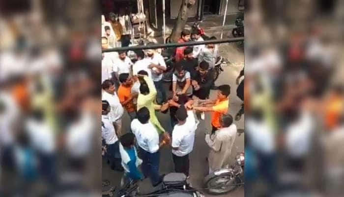 இந்து பெண்ணை திருமணம் செய்ய முயன்ற வாலிபருக்கு சரமாரி அடி! இந்து பெண்ணை திருமணம் செய்ய முயன்ற வாலிபருக்கு சரமாரி அடி!
