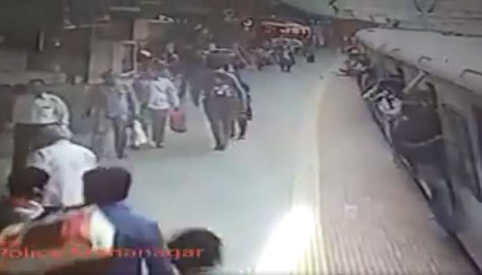 ஓடும் ரயிலில் சிக்கிய பெண்ணை நூலிழையில் மீட்ட காவலர் -Watch! ஓடும் ரயிலில் சிக்கிய பெண்ணை நூலிழையில் மீட்ட காவலர் -Watch!