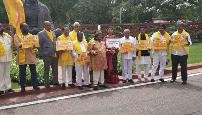 ஆந்திரா சிறப்பு அந்தஸ்த்து கோரி TDP MP-க்கள் போராட்டம்!