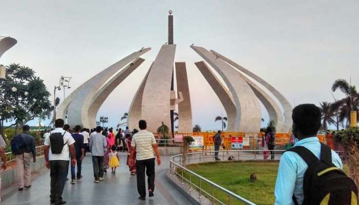 மெரினாவில் நினைவிடம் அமைப்பதற்கு எதிராக தாக்கல் செய்யப்பட்ட மனு தள்ளுபடி! மெரினாவில் நினைவிடம் அமைப்பதற்கு எதிராக தாக்கல் செய்யப்பட்ட மனு தள்ளுபடி!