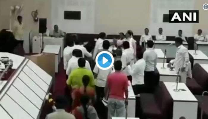 WATCH: வாஜ்பாய் இரங்கல் தீர்மானத்தில் BJP, AIMIM இடையே மோதல்!  title=