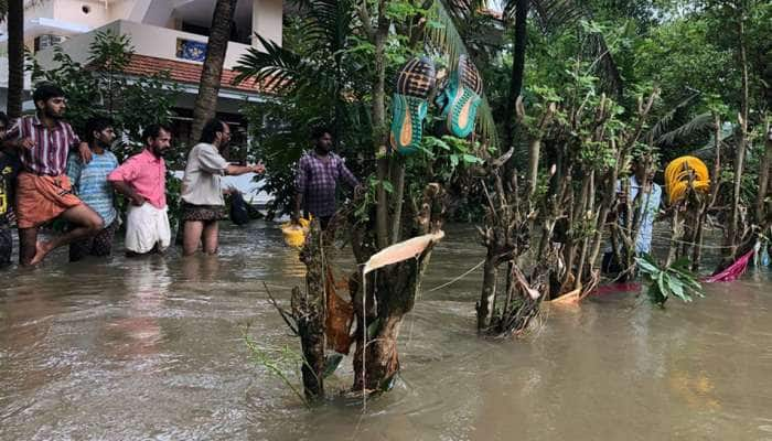 கேரளா பாதிப்பு குறித்து இழிவாக பேசி, பணியை இழந்து இளைஞர்! title=