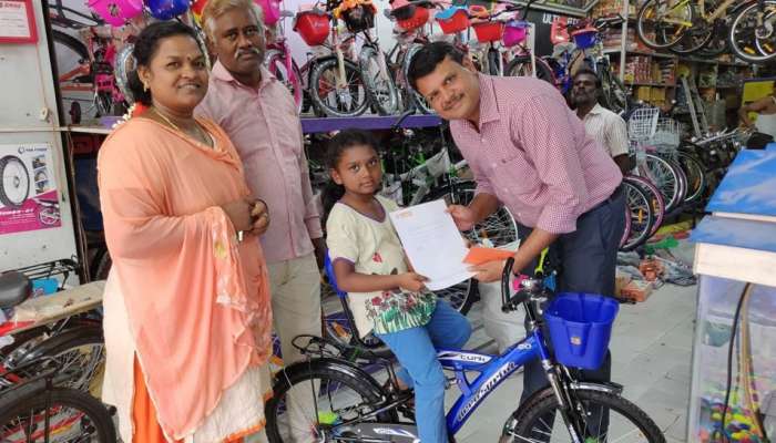 கேரளா வெள்ளத்திற்கு நிதி அளித்த சிறுமிக்கு கிடைத்த பரிசு! கேரளா வெள்ளத்திற்கு நிதி அளித்த சிறுமிக்கு கிடைத்த பரிசு!