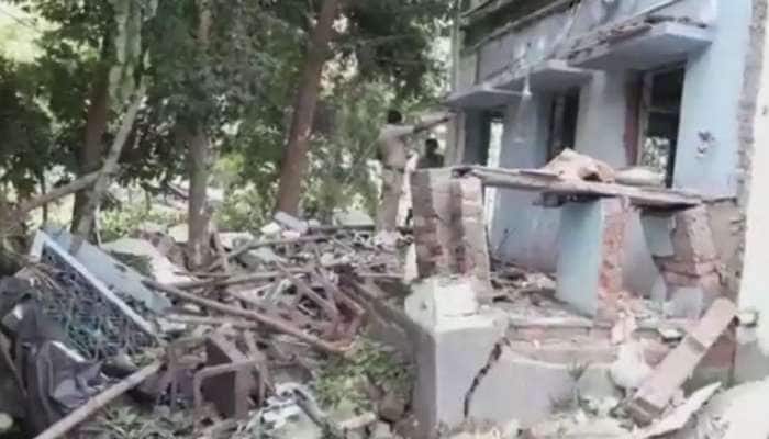 திரிணாமூல் காங்கிரஸ் அலுவலகத்தில் குண்டு வெடித்தில் 2 பேர் பலி; 3 பேர் காயம் திரிணாமூல் காங்கிரஸ் அலுவலகத்தில் குண்டு வெடித்தில் 2 பேர் பலி; 3 பேர் காயம்
