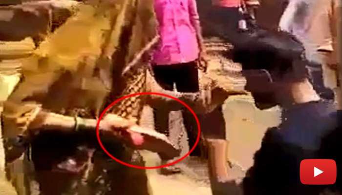 Viral Video: அசிங்கமாக பேசிய இரண்டு பேரை செருப்பால் அடித்த பெண்