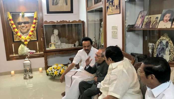 கருணாநிதிக்கு அஞ்சலி செலுத்திய பிரணாப் முகர்ஜி....! கருணாநிதிக்கு அஞ்சலி செலுத்திய பிரணாப் முகர்ஜி....!