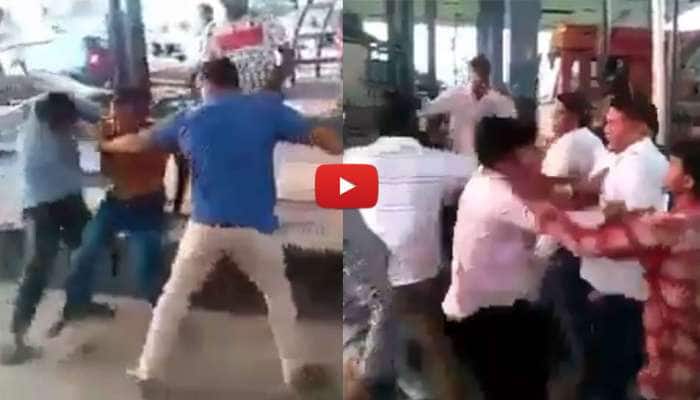 சுங்கசாவடியில் பயணியை தாக்கும் ஊழியர் ஏழு பேர் கைது: வைரலாகும் வீடியோ சுங்கசாவடியில் பயணியை தாக்கும் ஊழியர் ஏழு பேர் கைது: வைரலாகும் வீடியோ