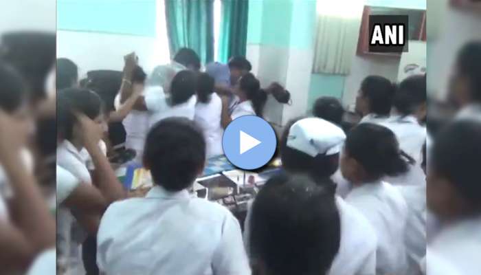Watch: பாலியல் துன்புறுத்தல் செய்த மருத்துவரை வெளுத்து வாங்கிய நர்ஸ்...! Watch: பாலியல் துன்புறுத்தல் செய்த மருத்துவரை வெளுத்து வாங்கிய நர்ஸ்...!