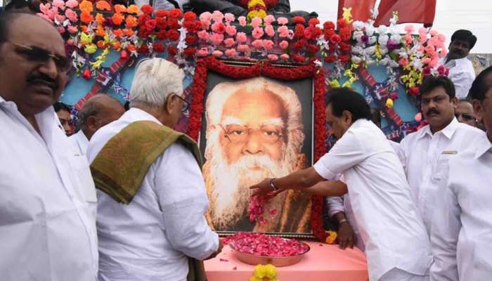 தந்தை பெரியார் சிலைக்கு முக ஸ்டாலின் மலர் தூவி மரியாதை! தந்தை பெரியார் சிலைக்கு முக ஸ்டாலின் மலர் தூவி மரியாதை!