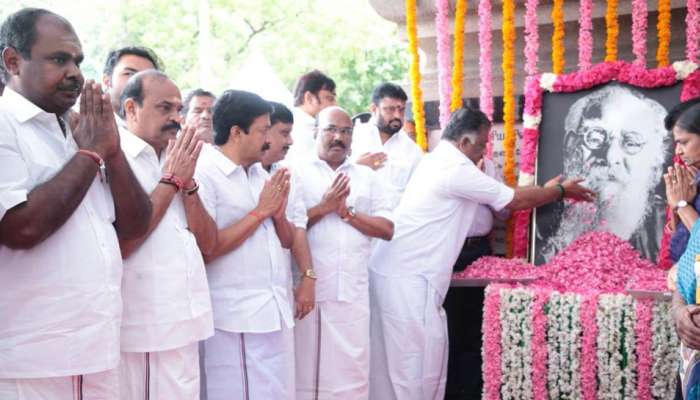 தந்தை பெரியார் சிலைக்கு துணை முதல்வர் மலர் தூவி மரியாதை! தந்தை பெரியார் சிலைக்கு துணை முதல்வர் மலர் தூவி மரியாதை!
