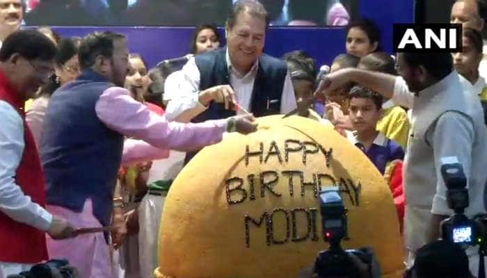 மோடியின் பிறந்தநாளுக்கு 568 kg லட்டு வெட்டி கொண்டாடிய BJP அமைச்சர்...! 