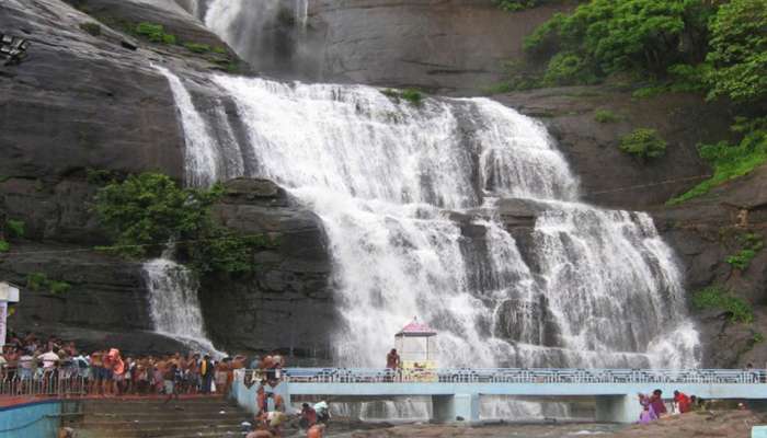 கனமழை காரணமாக குற்றால அருவிகளில் நீர்வரத்து அதிகரிப்பு!