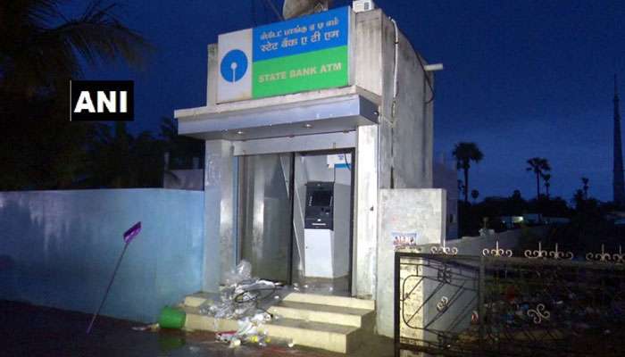 ராமேஸ்வரத்தில் ATM-ஐ உடைத்து கொள்ளை முயற்சி! ராமேஸ்வரத்தில் ATM-ஐ உடைத்து கொள்ளை முயற்சி!
