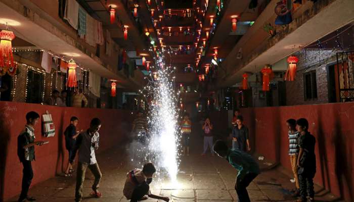 பட்டாசு வெடிக்க நேரத்தை பிக்ஸ் செய்தது தமிழக அரசு!! பட்டாசு வெடிக்க நேரத்தை பிக்ஸ் செய்தது தமிழக அரசு!!