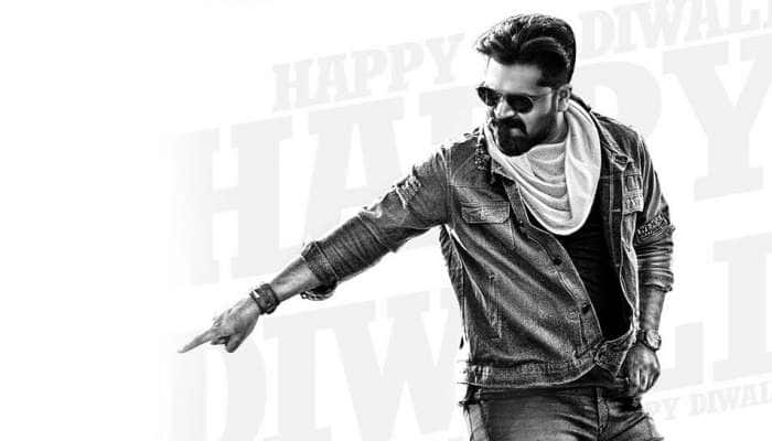 'வந்தா ராஜாவாதான் வருவேன்' திரைப்படத்தின் Firstlook வெளியானது! 'வந்தா ராஜாவாதான் வருவேன்' திரைப்படத்தின் Firstlook வெளியானது!