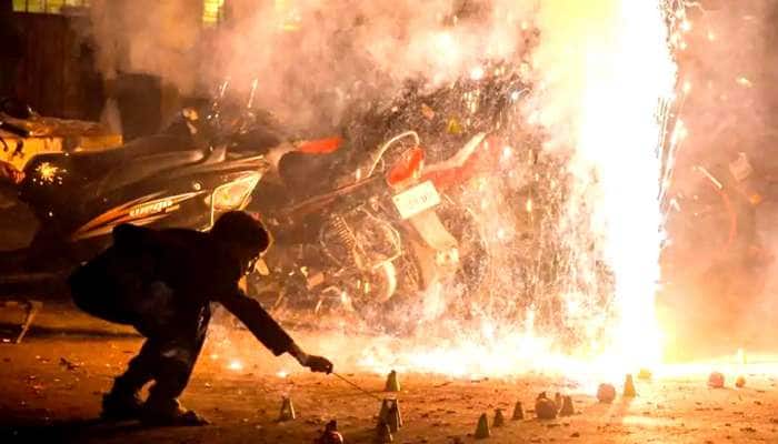 தமிழகம் முழுவதும் பட்டாசு வெடித்ததாக 1500 பேர் மீது வழக்குப்பதிவு! தமிழகம் முழுவதும் பட்டாசு வெடித்ததாக 1500 பேர் மீது வழக்குப்பதிவு!