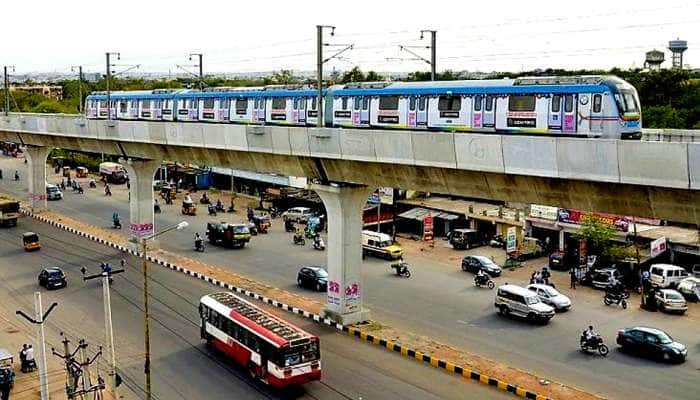 ஓடும் மெட்ரோ ரயிலில் இருந்து இளம்பெண் தற்கொலை முயற்சி.... 