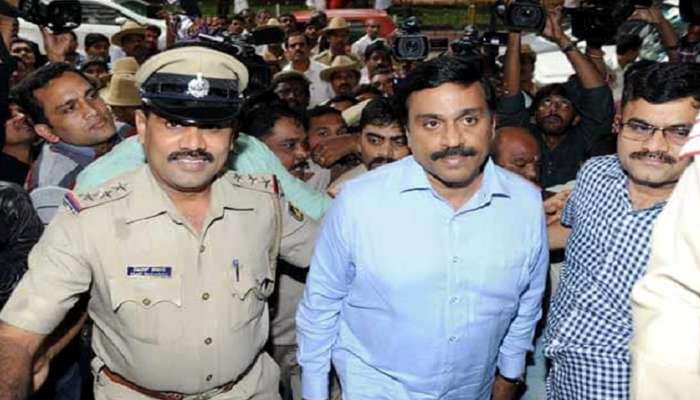 முன்னாள் அமைச்சர் ஜனார்த்தன ரெட்டி கைது செய்யப்பட்டார்! முன்னாள் அமைச்சர் ஜனார்த்தன ரெட்டி கைது செய்யப்பட்டார்!