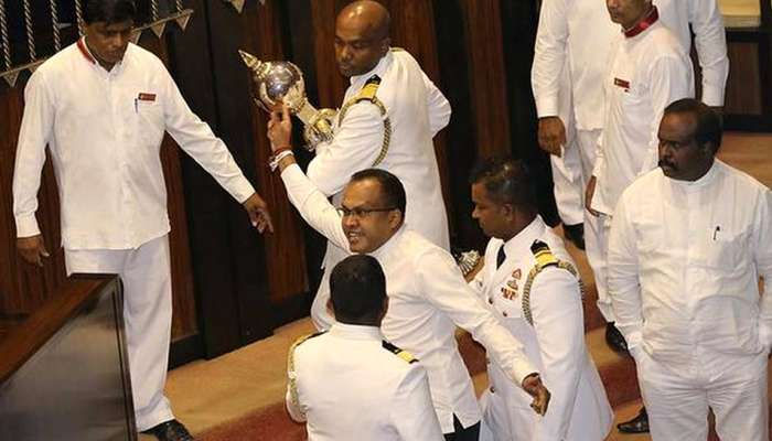 ரணில் - ராஜபக்சே ஆதரவு MP-க்கள் இடைய கலைகலைப்பு.... ரணில் - ராஜபக்சே ஆதரவு MP-க்கள் இடைய கலைகலைப்பு....