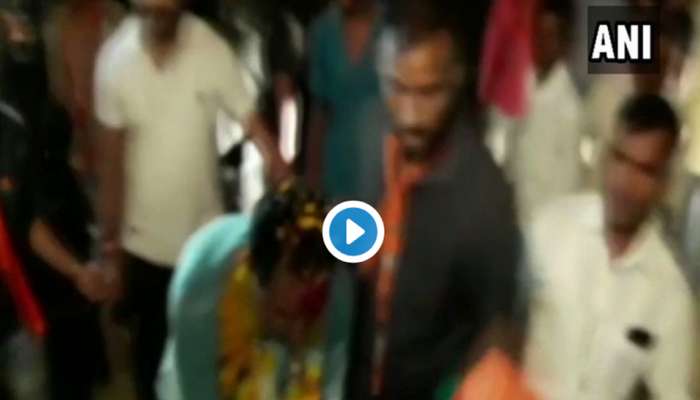 Watch: BJP வேட்பாளருக்கு செருப்பு மாலை போட்ட இளைஞருக்கு சரமாரி அடி...