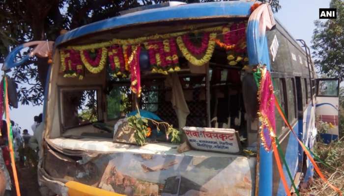 பேருந்து, பள்ளிவாகனம் நேருக்கு நேர் மோதல்: 7 குழந்தைகள் பலி! பேருந்து, பள்ளிவாகனம் நேருக்கு நேர் மோதல்: 7 குழந்தைகள் பலி!