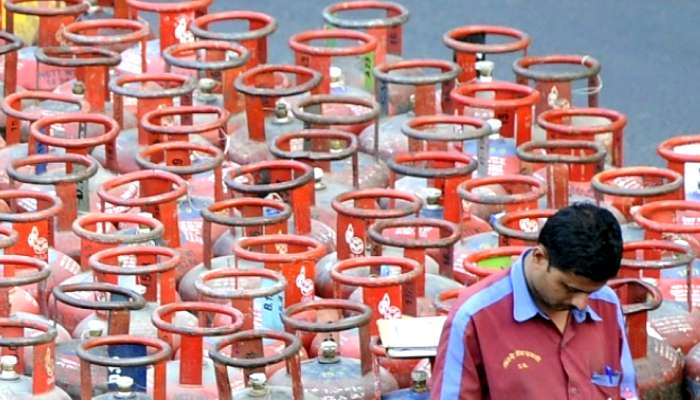 வீட்டு உபயோகத்திற்கான சமையல் எரிவாயு சிலிண்டர் விலை குறைப்பு! வீட்டு உபயோகத்திற்கான சமையல் எரிவாயு சிலிண்டர் விலை குறைப்பு!
