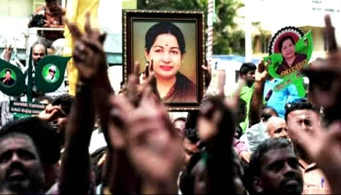 இல்லத்தில் தமிழக முதல்வர் எடப்பாடி பழனிசாமி ஜெயலலிதாக்கு அஞ்சலி...!