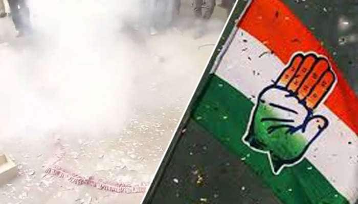 #ElectionResults: டெல்லி அலுவலகம் முன்பு பட்டாசு வெடித்து கொண்டாடும் காங்கிரஸ் தொண்டர்கள் #ElectionResults: டெல்லி அலுவலகம் முன்பு பட்டாசு வெடித்து கொண்டாடும் காங்கிரஸ் தொண்டர்கள்