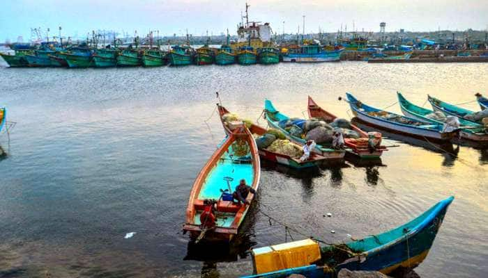 எச்சரிக்கை...மீனவர்கள் கடலுக்குள் மீன் பிடிக்க செல்ல வேண்டாம்... title=