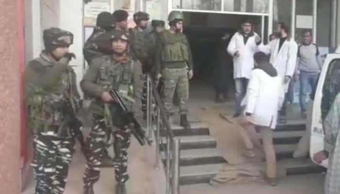 J&K: ஷோபியானில் தீவிரவாதிகளால் 4 காவலர்கள் சுட்டுக்கொலை... J&K: ஷோபியானில் தீவிரவாதிகளால் 4 காவலர்கள் சுட்டுக்கொலை...