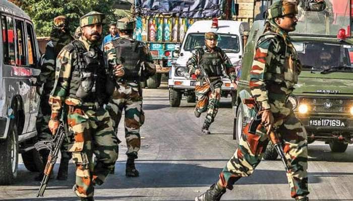 J&K புல்வாமா: பாதுகாப்பு படையினரால் 3 தீவிரவாதிகள் சுட்டுகொலை... J&K புல்வாமா: பாதுகாப்பு படையினரால் 3 தீவிரவாதிகள் சுட்டுகொலை...