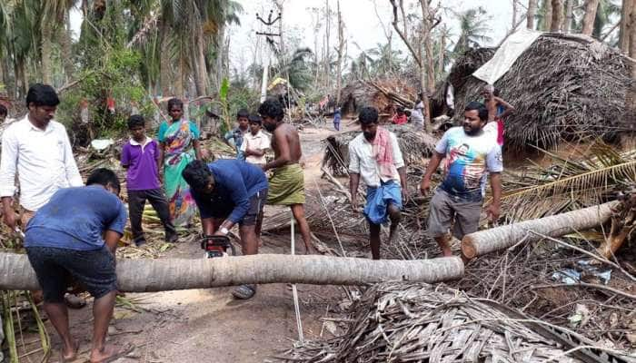 பெய்ட்டி புயல் எதிரொலி; மெரினாவில் கடல் சீற்றம்! title=