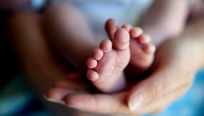 பஞ்சாப் ரயில் கழிப்பறையில் கிடந்த பட்சிலம் ஆண் குழந்தை மீட்பு... பஞ்சாப் ரயில் கழிப்பறையில் கிடந்த பட்சிலம் ஆண் குழந்தை மீட்பு...