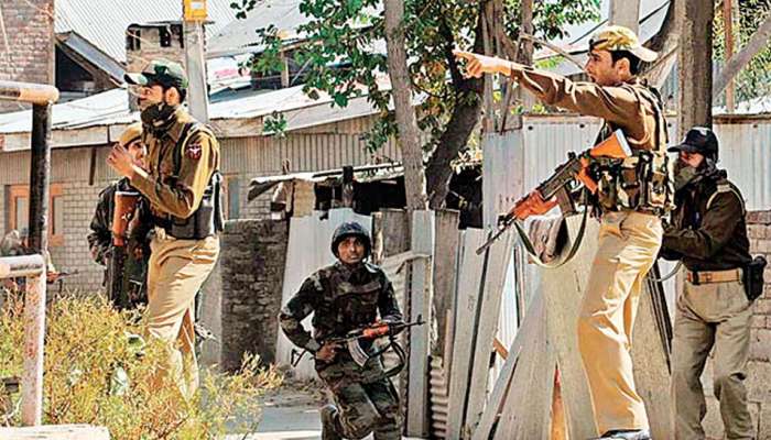 J&K குல்கம்: பாதுகாப்பு படையினரால் 2 தீவிரவாதிகள் சுட்டுகொலை... J&K குல்கம்: பாதுகாப்பு படையினரால் 2 தீவிரவாதிகள் சுட்டுகொலை...