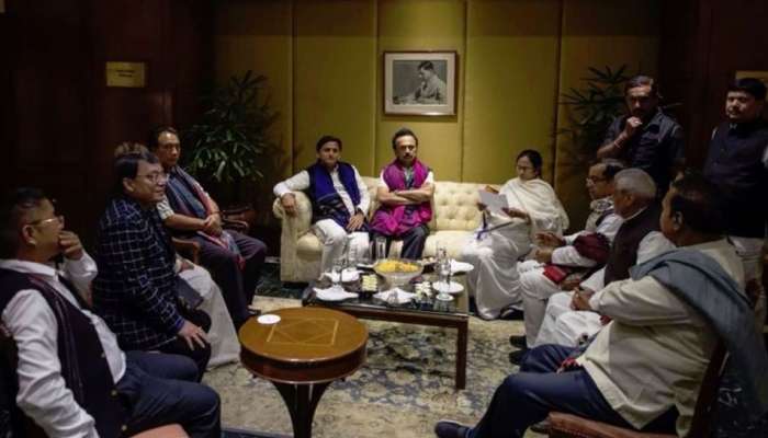 மம்தா பானர்ஜி தலைமையில் பாஜவுக்கு எதிராக கொல்கத்தாவில் பிரம்மாண்ட பேரணி மம்தா பானர்ஜி தலைமையில் பாஜவுக்கு எதிராக கொல்கத்தாவில் பிரம்மாண்ட பேரணி